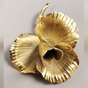 Vintage Lisner flower brooch